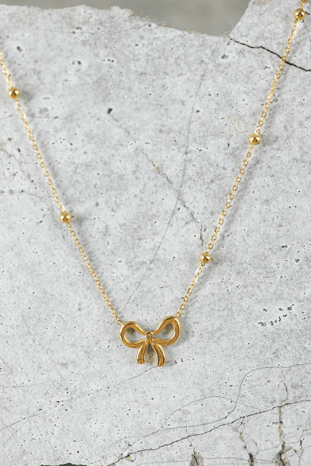 Bow Knot Pendant Choker Necklace: Gold / Alloy