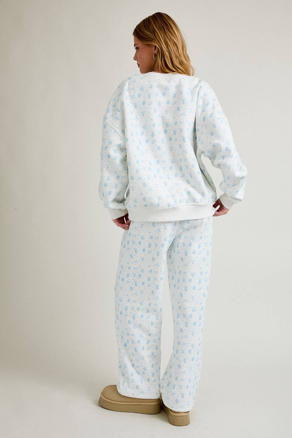 CREW NECK OVERSIZED SWEATSHIRT WITH WIDE LEG SWEATPANTS
