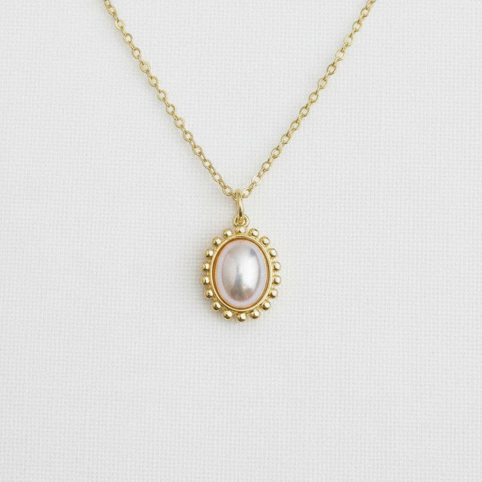 Chic Vintage Pearl Necklace with Elegant Design