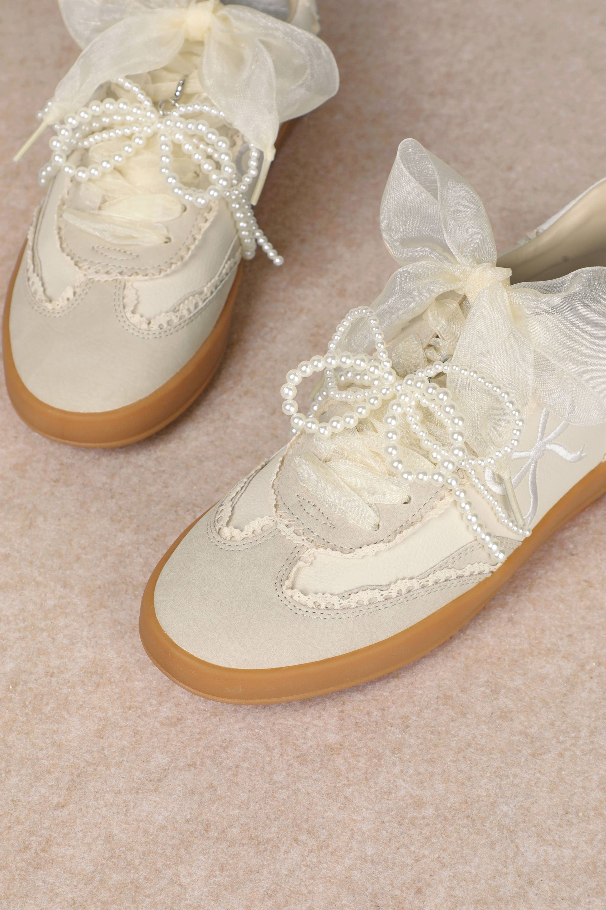 JULIE: Ivory / US 6(1 Pair) US 6.5(1 Pair) US 7(1 Pair) US 7.5(2 Pairs)US 8(2 Pairs)US 8.5(2 Pairs)US 9(2 Pairs)      US 10(1 Pair)