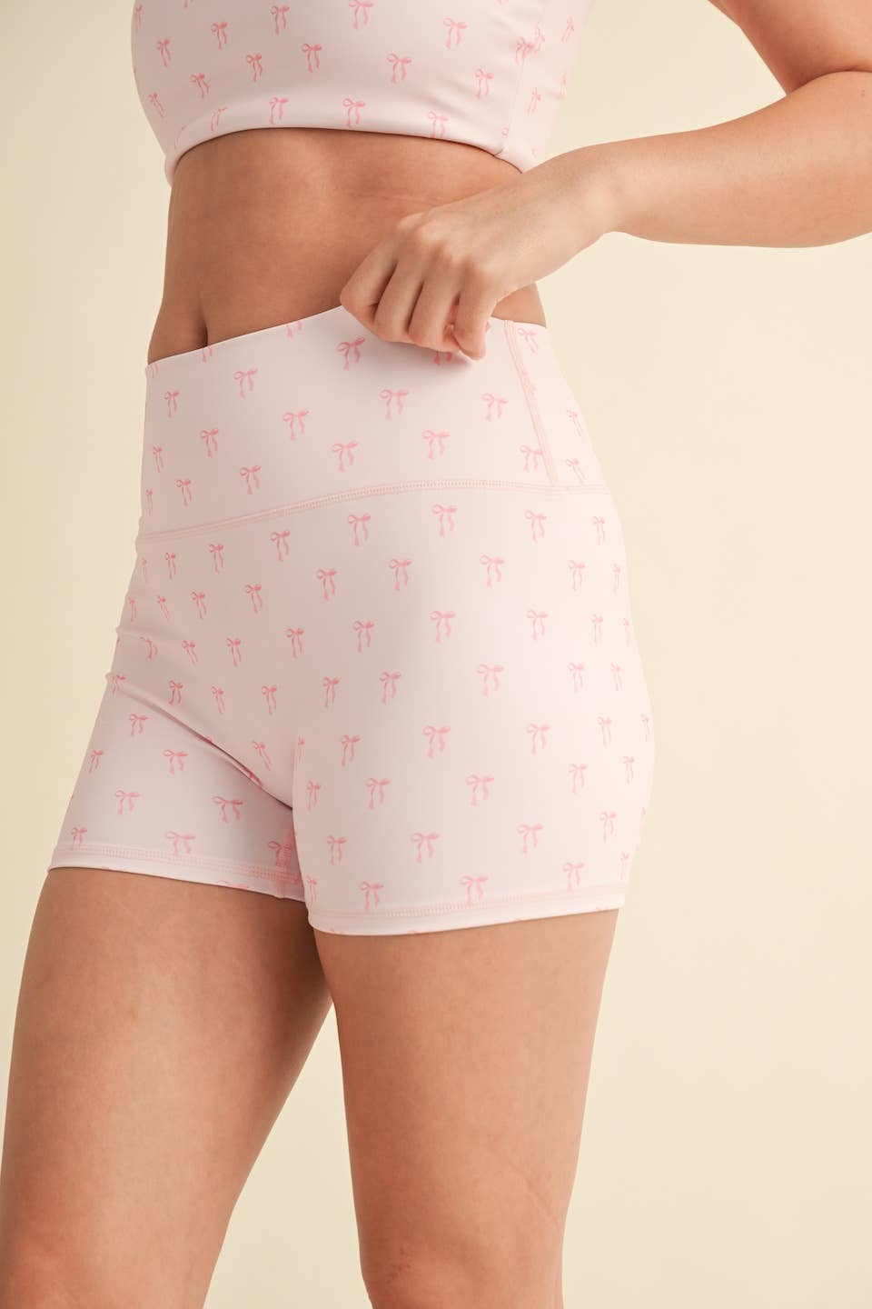 BOW PRINT MID-RISE MINI SHORTS