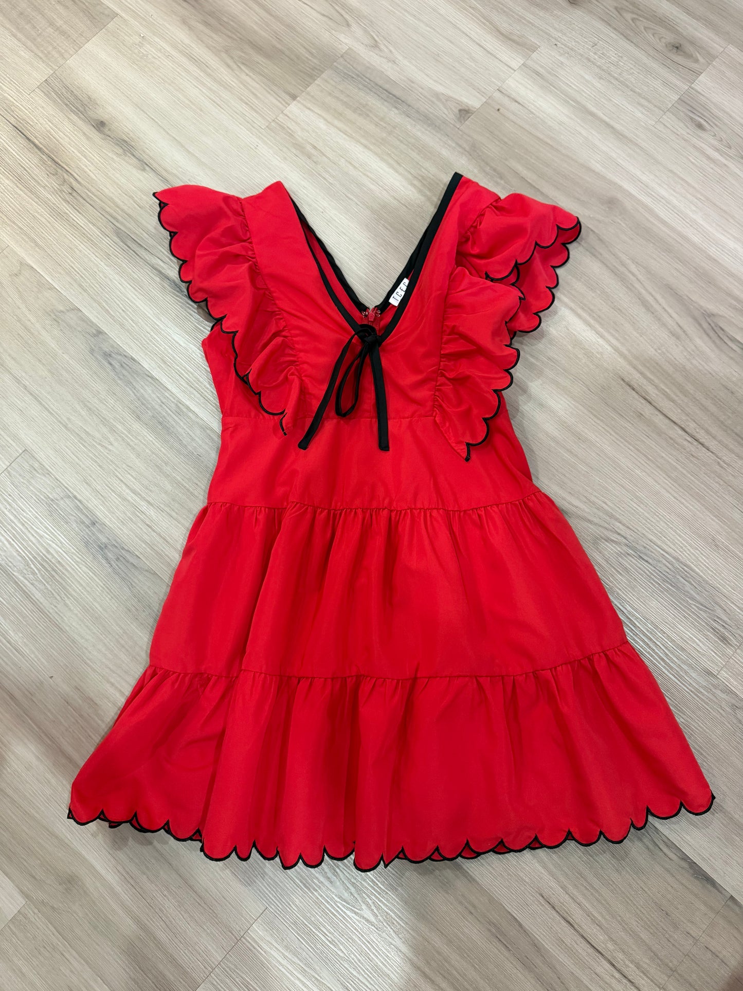 V NECKLINE BOW DETAIL SCALLOPED DRESS