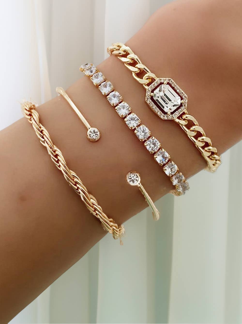 4pcs Diamond Chained Braided Bangle Bracelet Set: Gold
